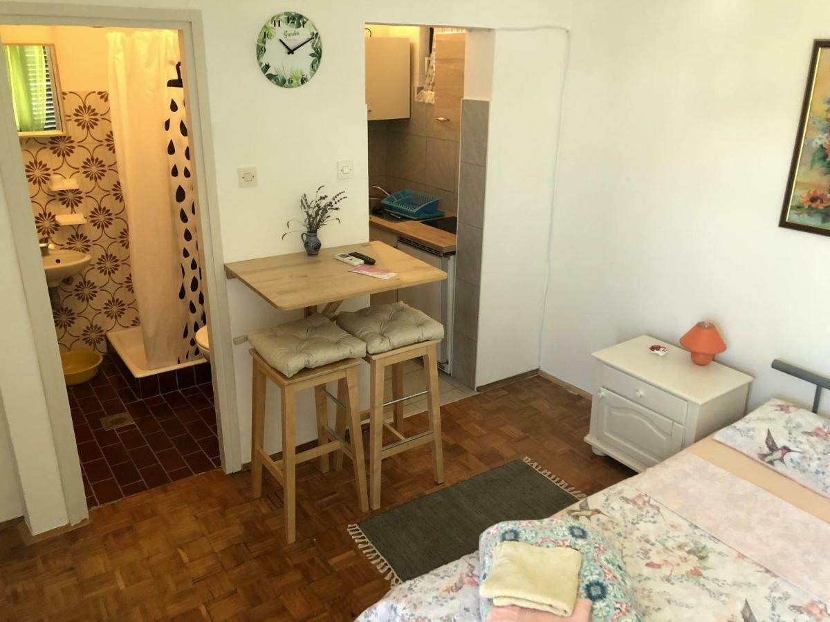 Guesthouse Vila Ruzmarin Ždrelac Buitenkant foto