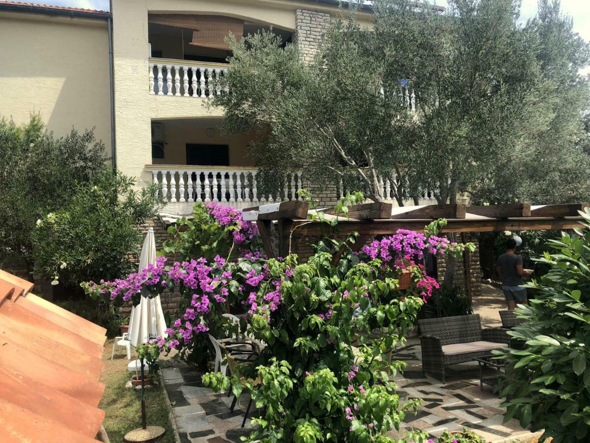 Guesthouse Vila Ruzmarin Ždrelac Buitenkant foto